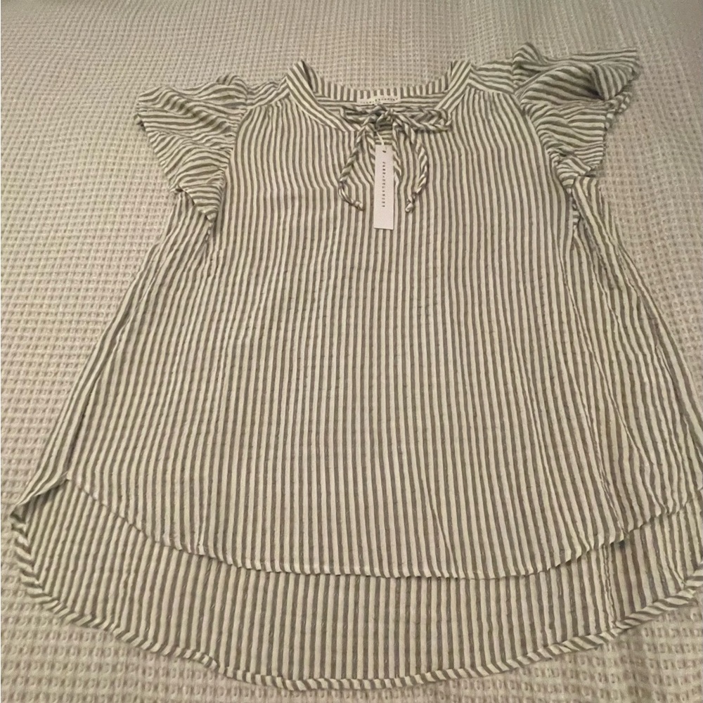 Gray and White Flutter Sleeve Tie Front Blouse Size 1X
NWT